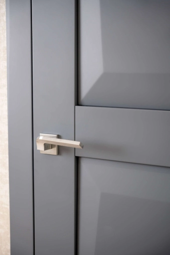 Міжкімнатні двері з масиву вільхи Novara Gray Neoclassic